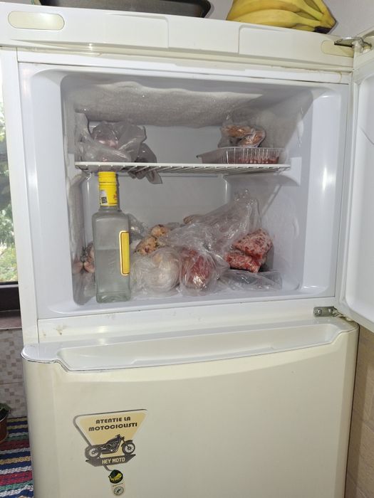 Vând frigider 2 usi Indesit