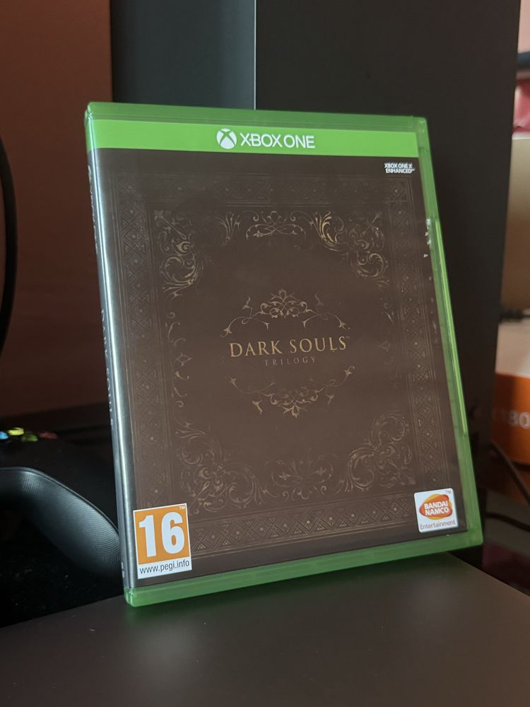 Xbox диск с игрой Dark Souls Trilogy.