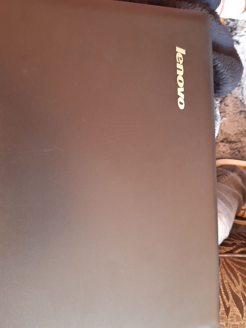 Vând laptop Lenovo
