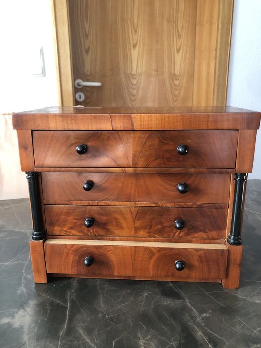 Bidermeier comoda in miniatura