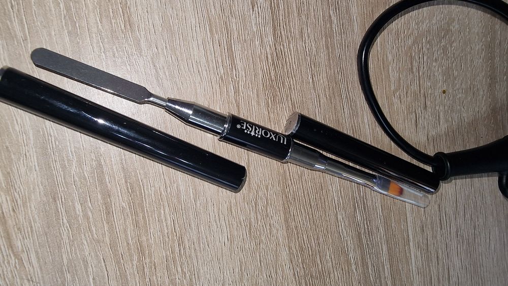 Se vând produse de unghii