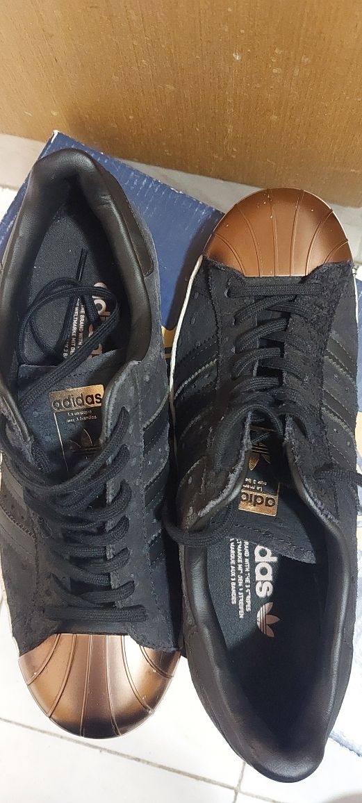 adidas la marque aux 3 bandes