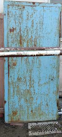 Двери входные железные и деревянная.