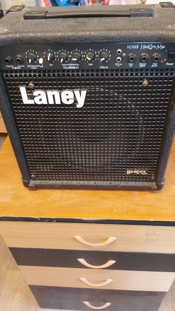 Vând amplificator combo de bas Laney și  suport chitara