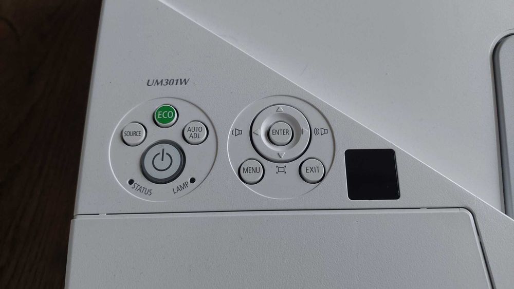 Videoproiector ultra short throw NEC