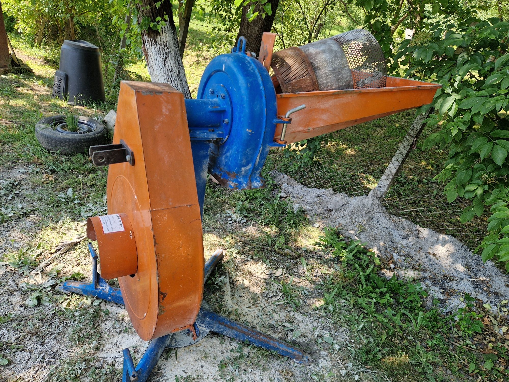 Moară cu ciocanele după Tractor