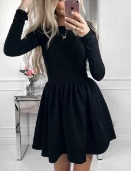 Разкроена къса рокля