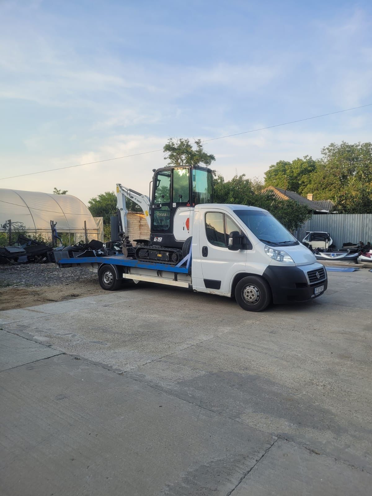 Inchiriere miniexcavator Basculanta 3.5 tone