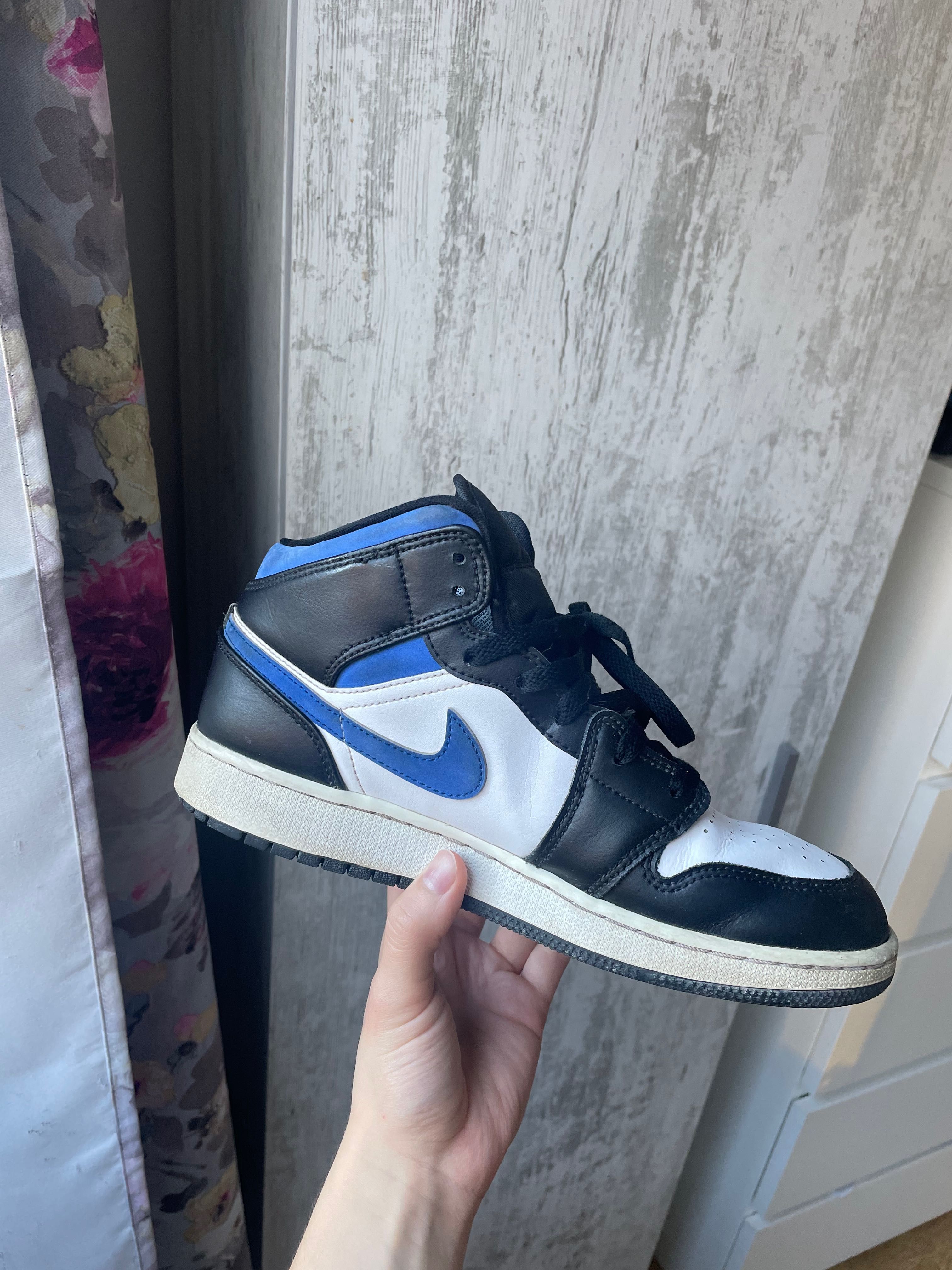 Jordan 1 Mid
White Black Racer Blue