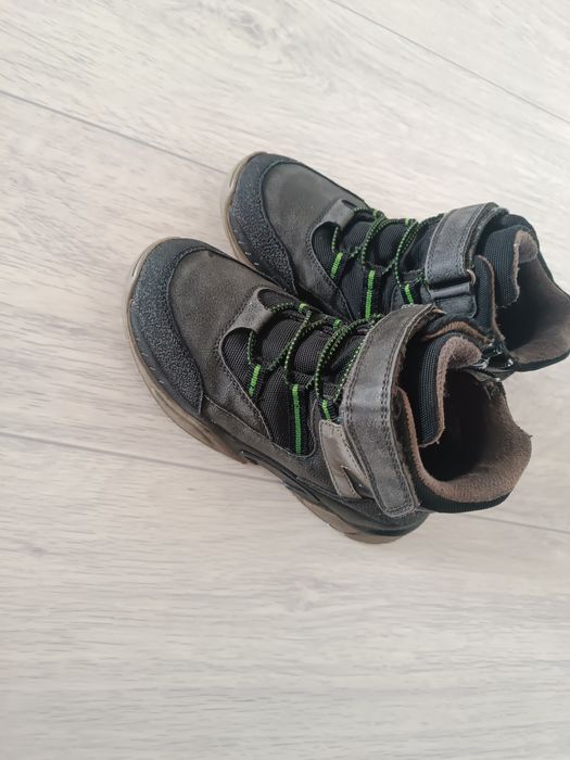 Срочно продам детскую осенью обувь. Размер 32.