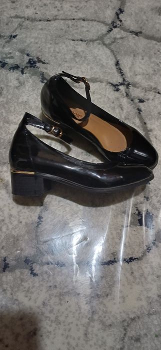 Туфли на девочку и сланцы