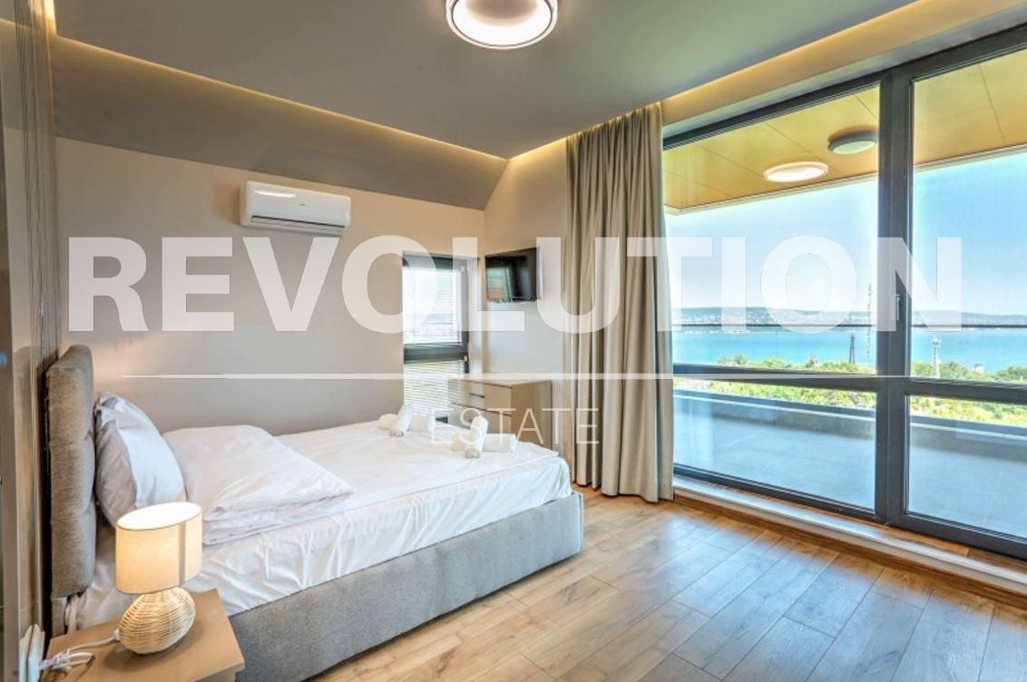 Дава се под наем Четиристаен апартамент в Варна, Галата - 207 кв.м за 2200 € - Снимка #2