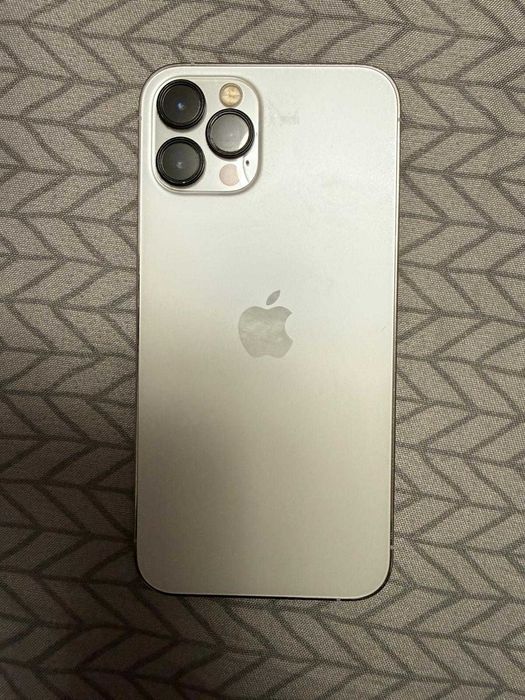 Iphone 12 pro cu 6 modele de husă