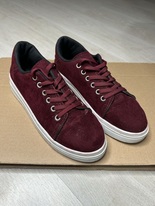 Продаетсч Женская обувь красная замш