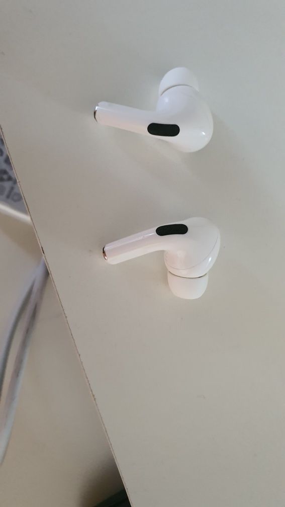 Продам наушники левый ухо  и правый ухо от airpods pro оригинал