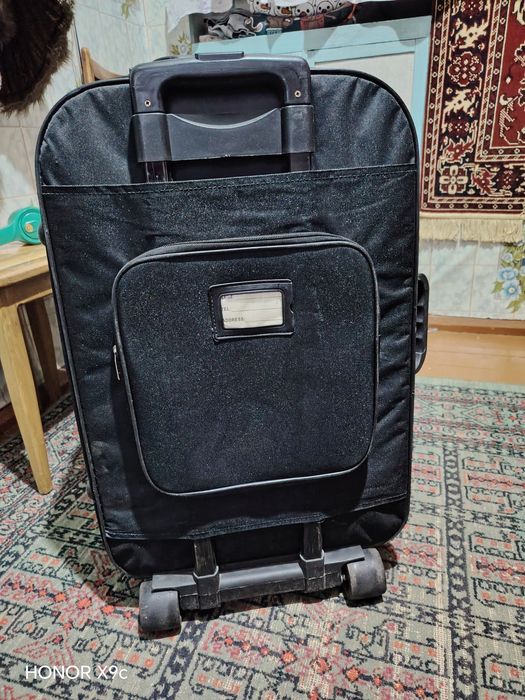 Продам средний чемодан.