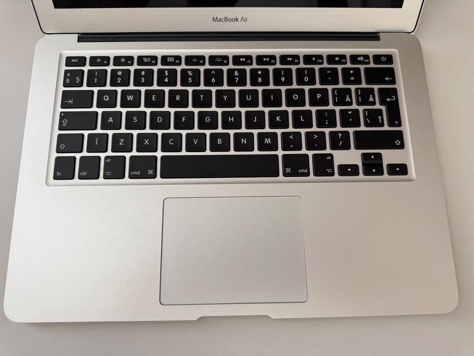 MacBook Air 13” (2017) – i5 / 8GB RAM / 128GB SSD