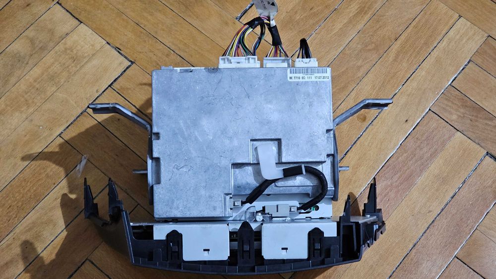 Radio multimedia original Prius Plus (Prius V, Prius Alfa)