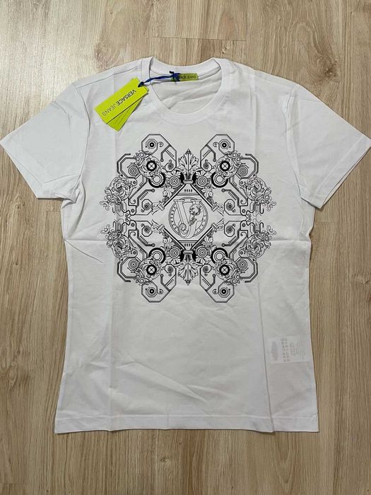 Нова мъжка тениска с етикет Versace jeans налични в черно и в бяло