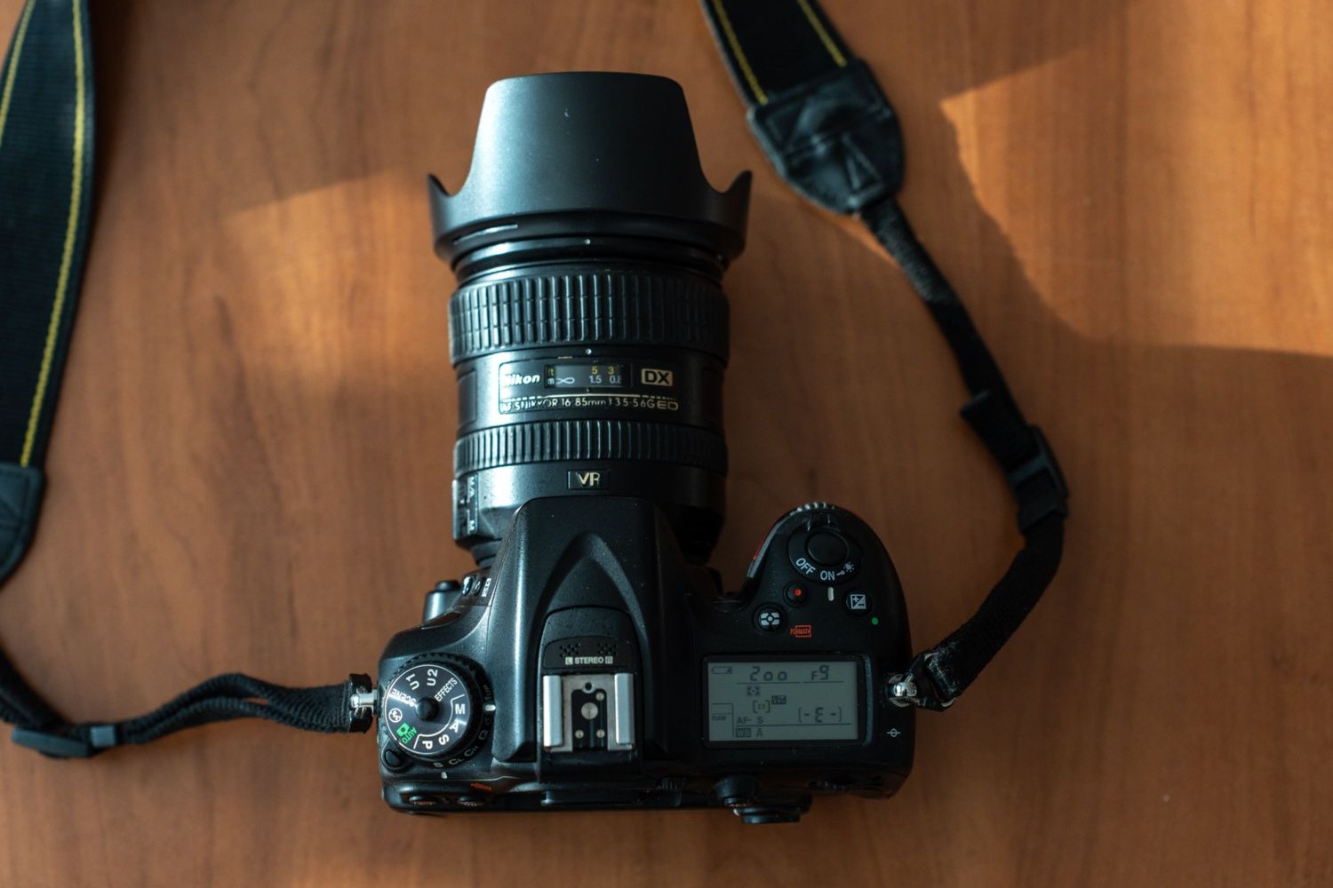 Nikon D7100 + обектив 16-85mm + светкавица