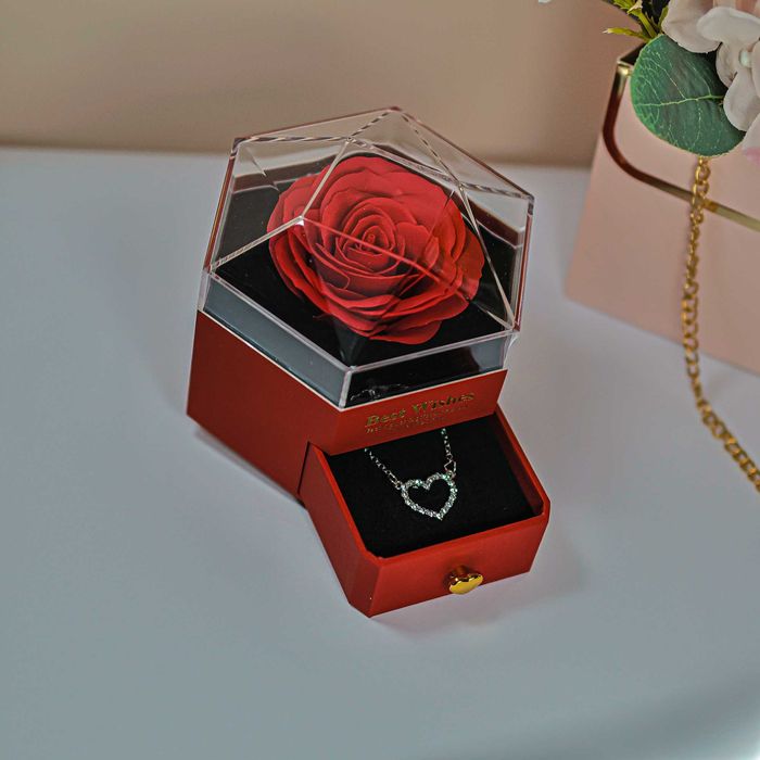 Кутия със комплект аксесоари и 12 вечни рози / Подарък за 8 ми март