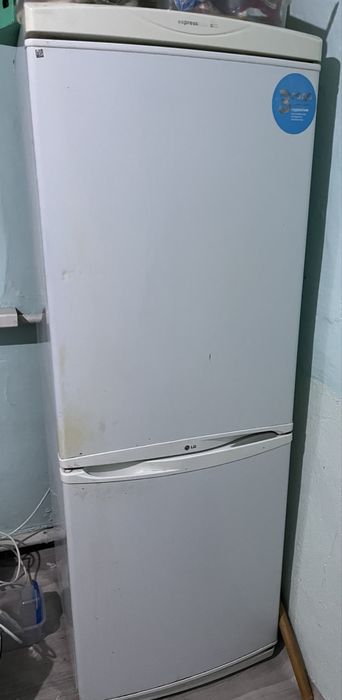 Белый холодильник