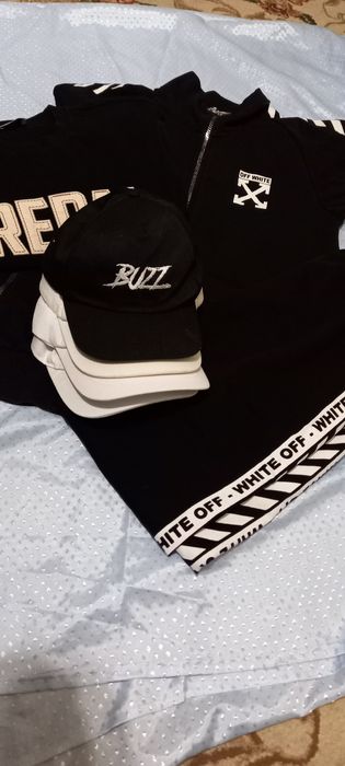 Спортивный костюм тёплая кофта и 4 кепки