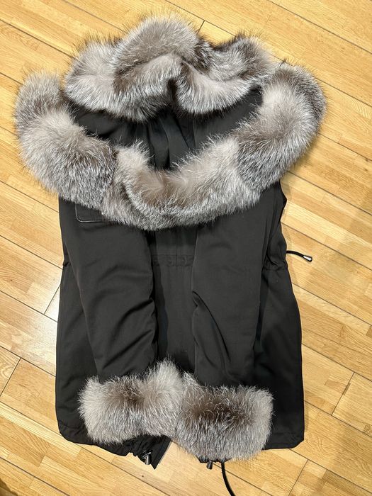 Geaca cu blana de vulpe argintie, accesorizata