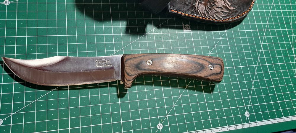 Нож и ръчно изработена кания