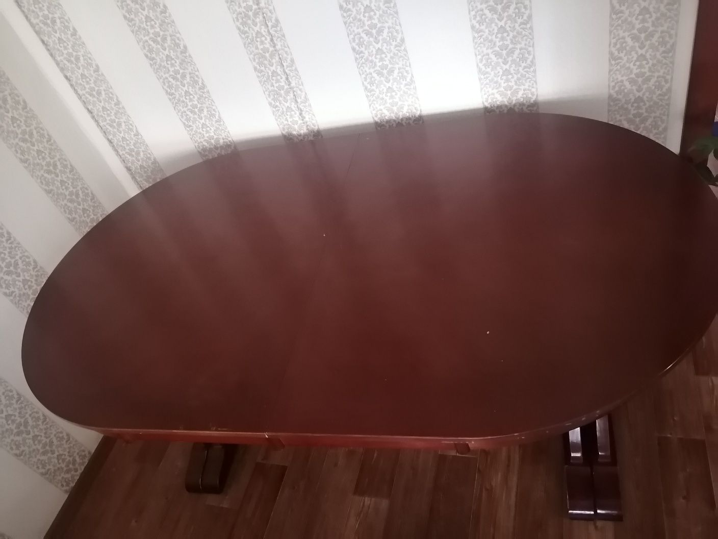 Стол для гостиной комнаты