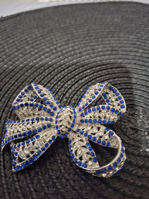 Brosa mare elegantă latime 6 cm si lungime 7 cm