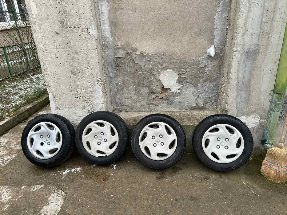 Зимни гуми с тасове 175/65R14 от пежо 206.