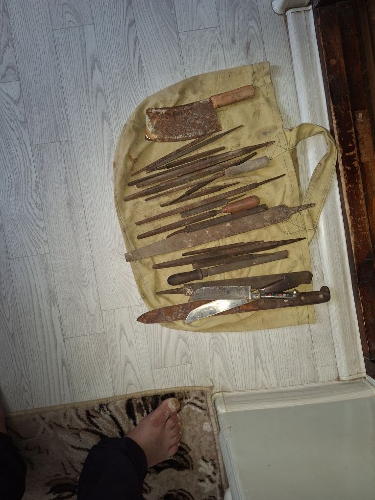 Продаётся  напильником и  есть  ножи