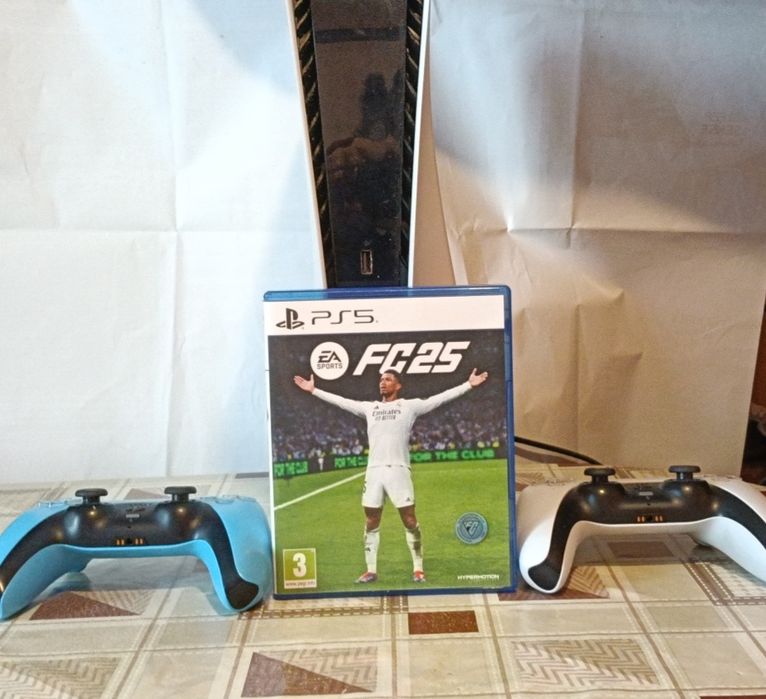 Ps5 Standard + два джойстика + Ea fc 25 отлично състояние