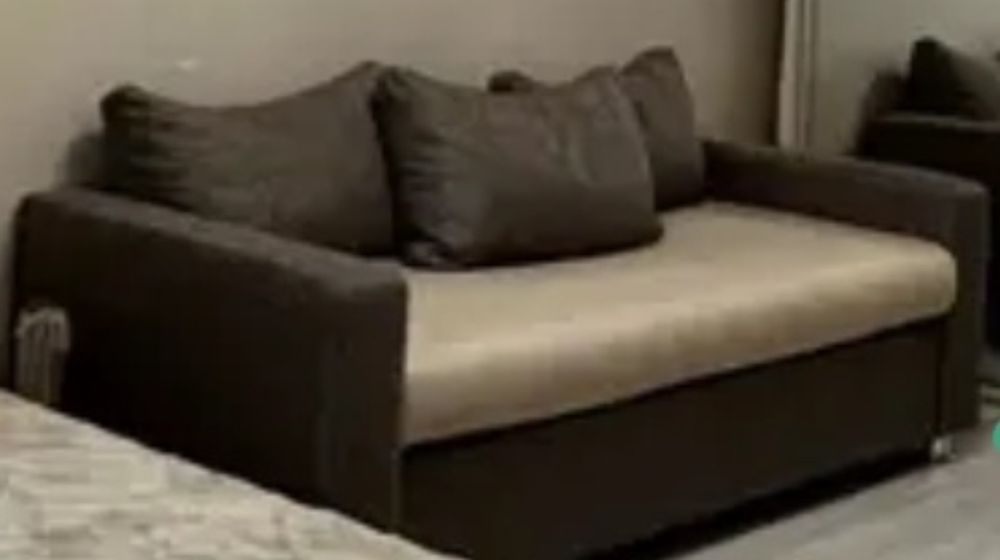 Диван с подушками