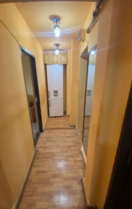 Apartament 3 camere decomandate, etajul4/4, vizavi de Scoala Generală.