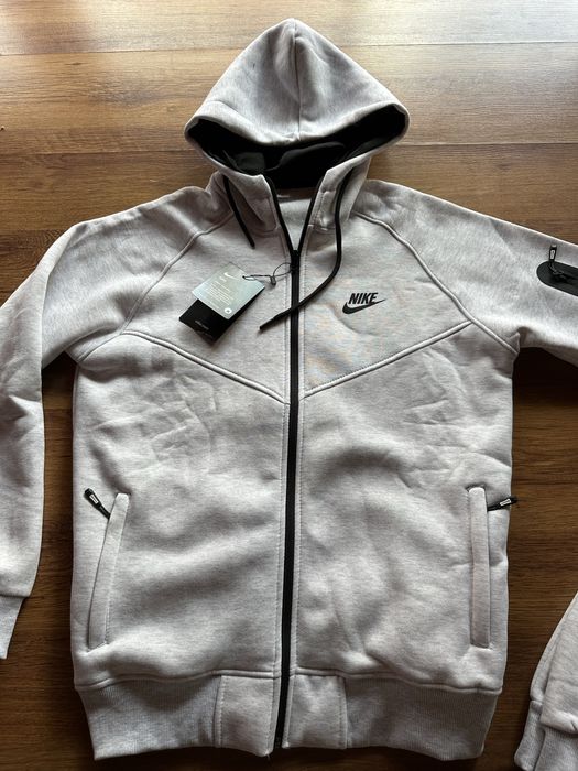 Мъжки,ватиран екип Nike в сиво,с активен заден джоб на долнището