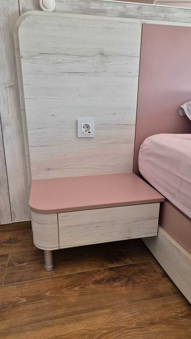 Модерно легло с нощни шкафчета и дизайнерска табла