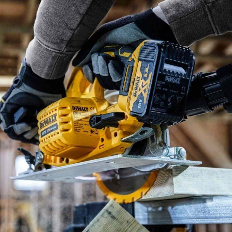 Циркуляр DeWALT DCS570N 18V XR Brushless/Безчтков