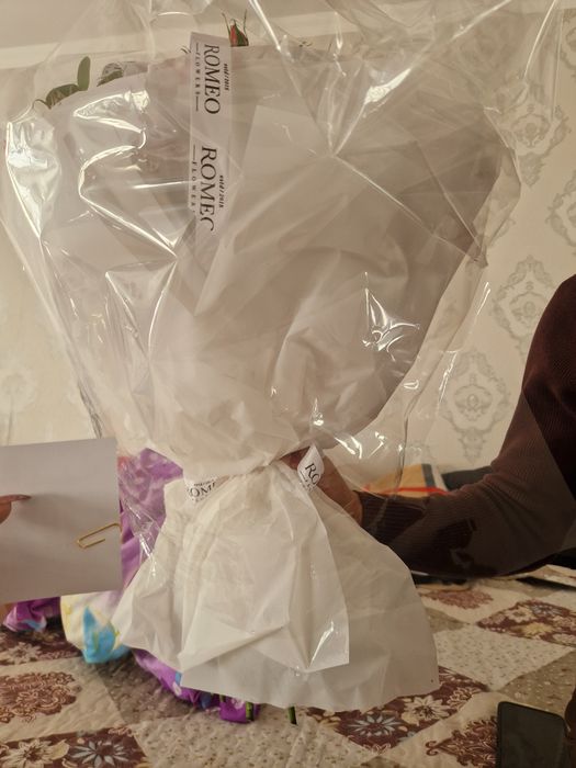 Цветы в корзине и букет