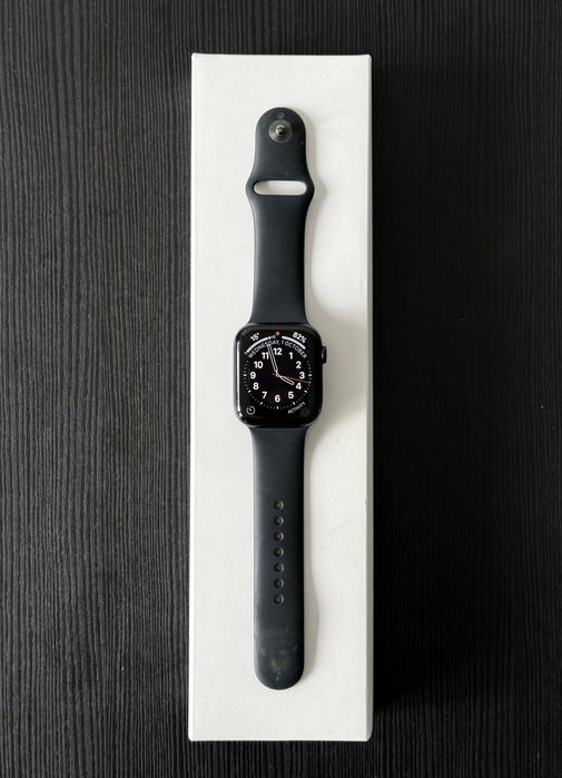 Apple Watch Series 8 (45 mm) + допълнителни каишки
