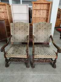 Комплект от две дъбови кресла с дърворезба и релефна дамаска