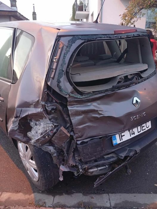 Dezmembrez Renault scenic