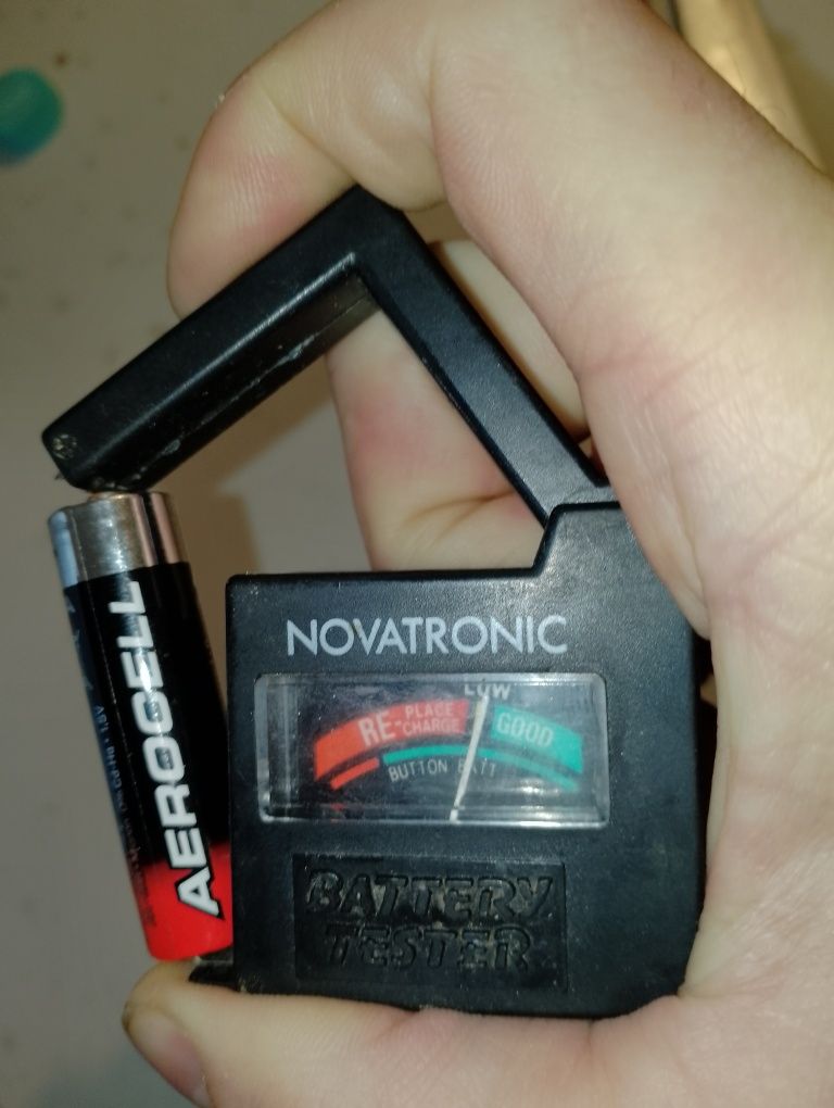 Tester baterii cu afișaj analogic
