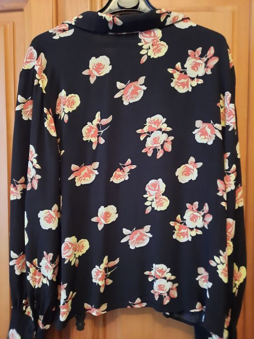 Frumoasa bluza din vascoza neagra cu imprimeu floral mărimea 42