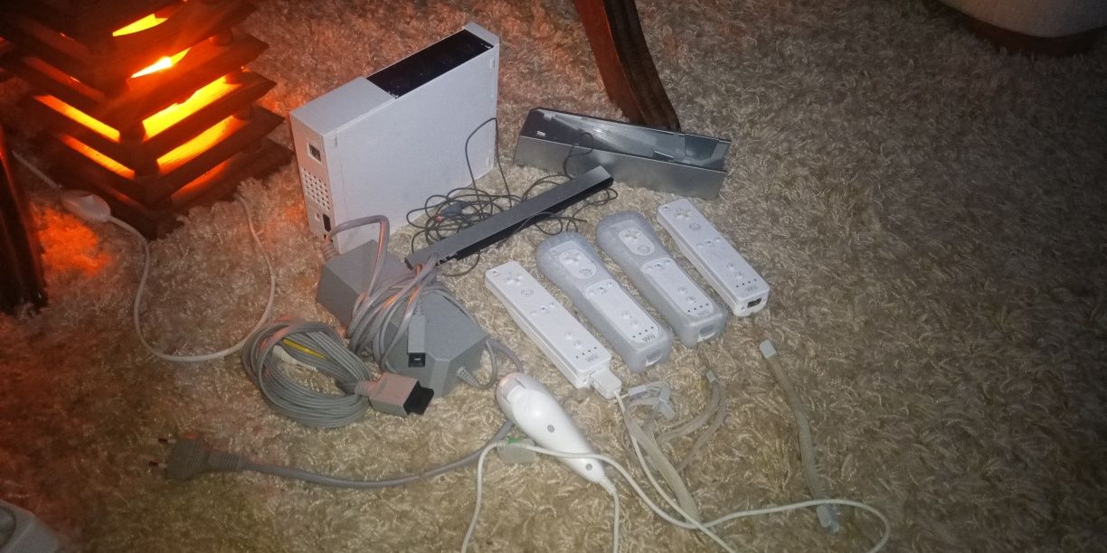 Wii конзола с контролери, кабели и всичко необходимо за игра