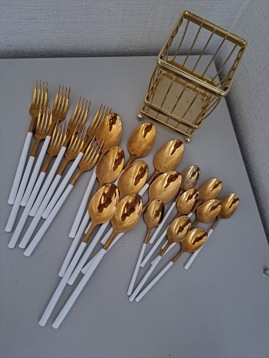 Продам  набор столовых приборов