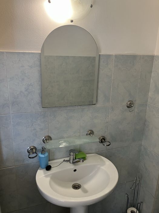 Vand set baie in stare excelenta .