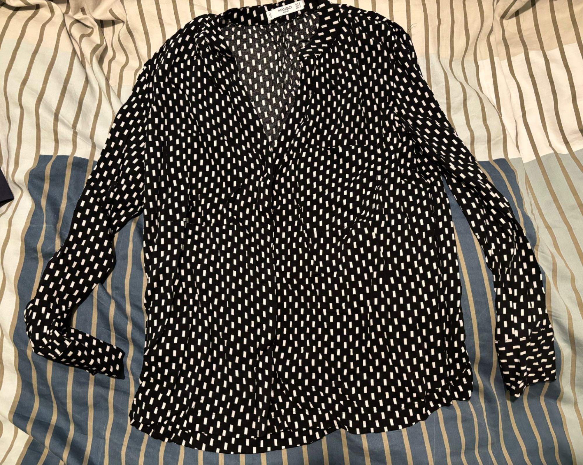 Продавам риза Mango