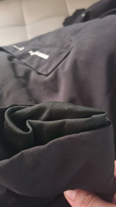 Куртка зимняя в отличном состоянии  цвет чёрный